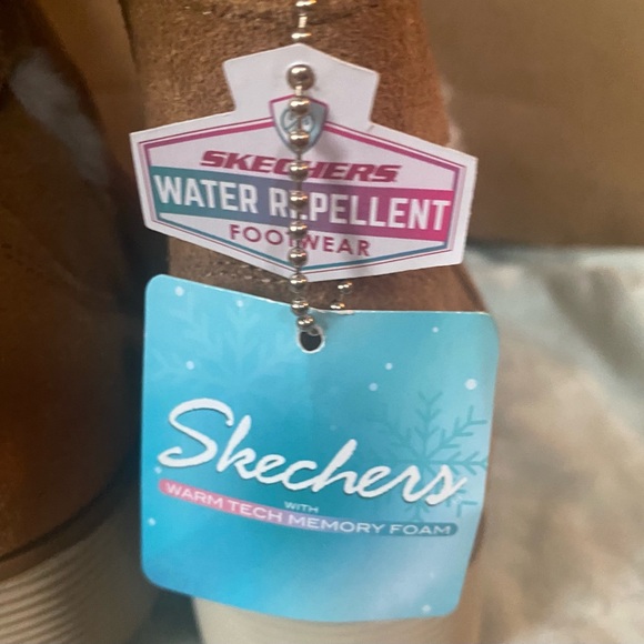 NWT Sketchers women’s boots size 6
Warm tech memory foam 
Water Repellent - Picture 6 of 8